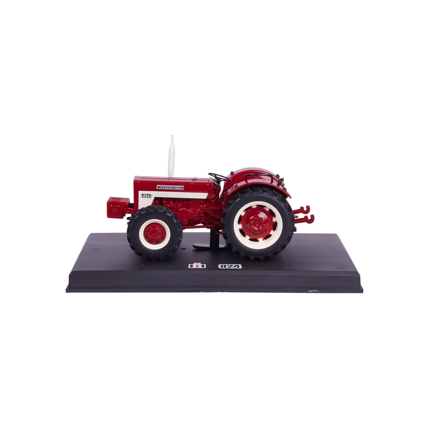 Modell IH 824, Allradantrieb, 1:32