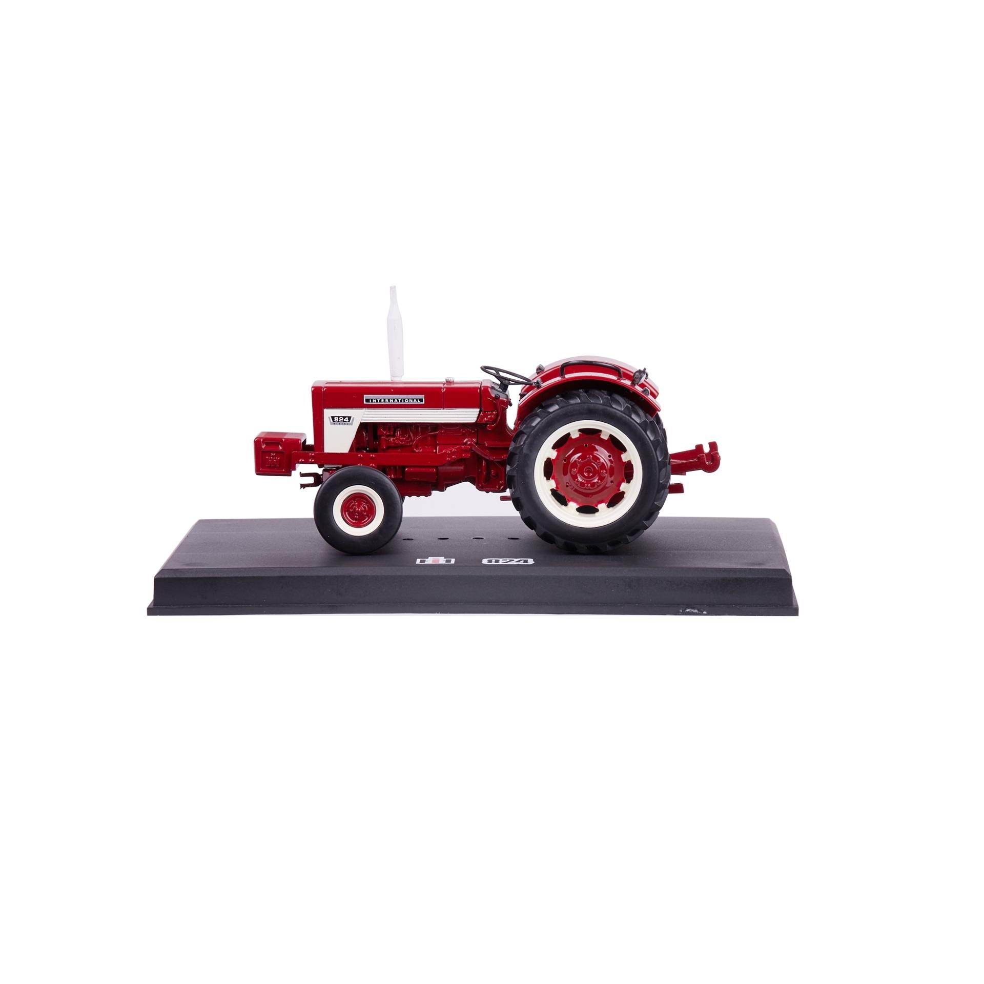 Modell IH 824, 4 drehbare Räder, 1:32