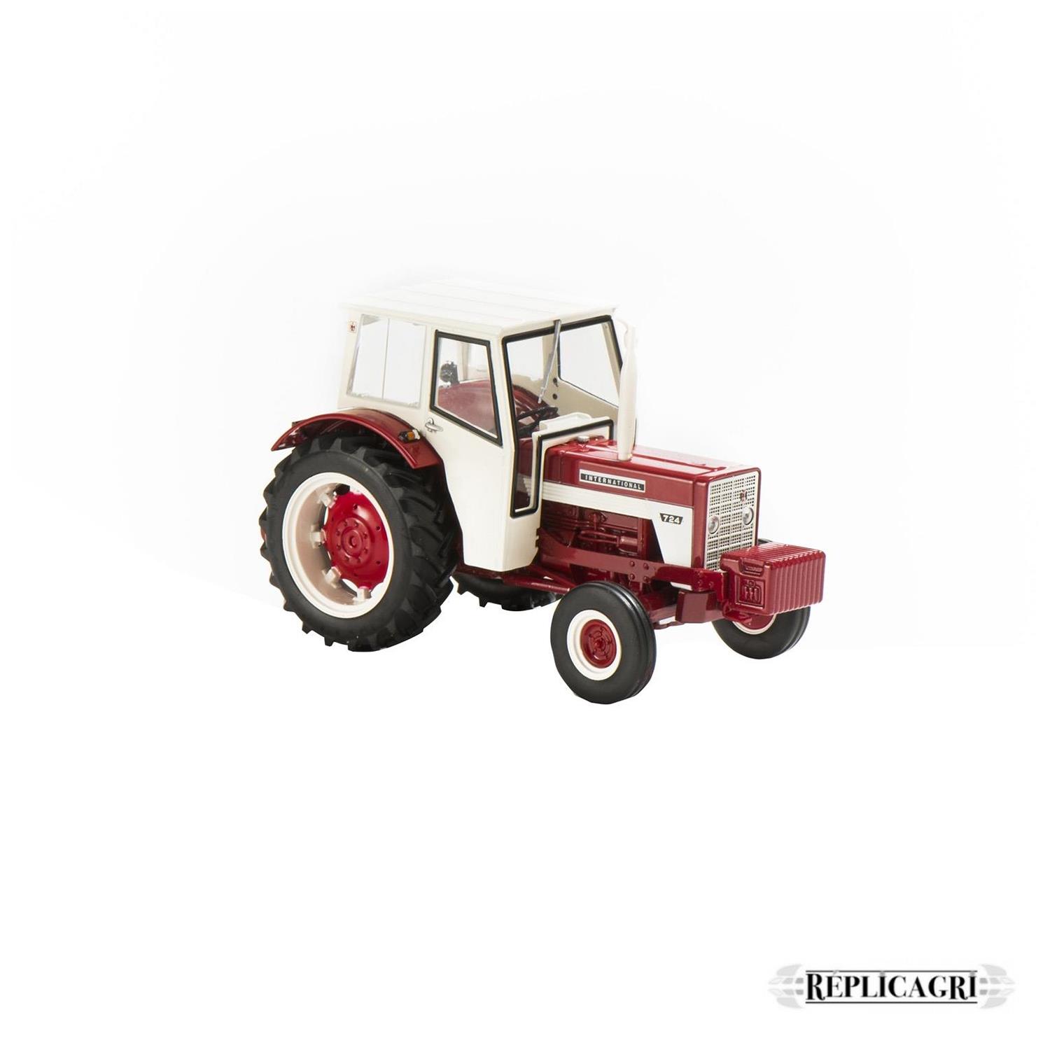 Modell IH 724 mit Frontgewicht, 1:32