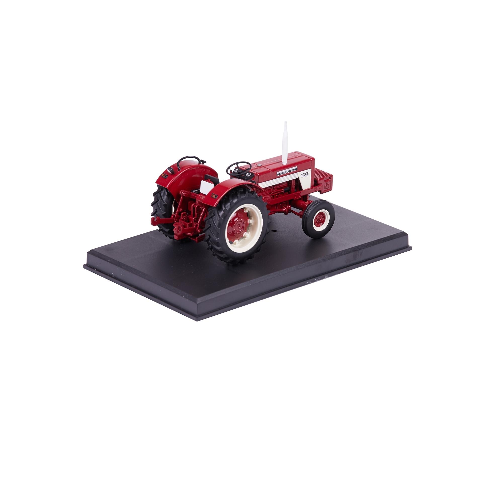 Modell IH 824, 4 drehbare Räder, 1:32