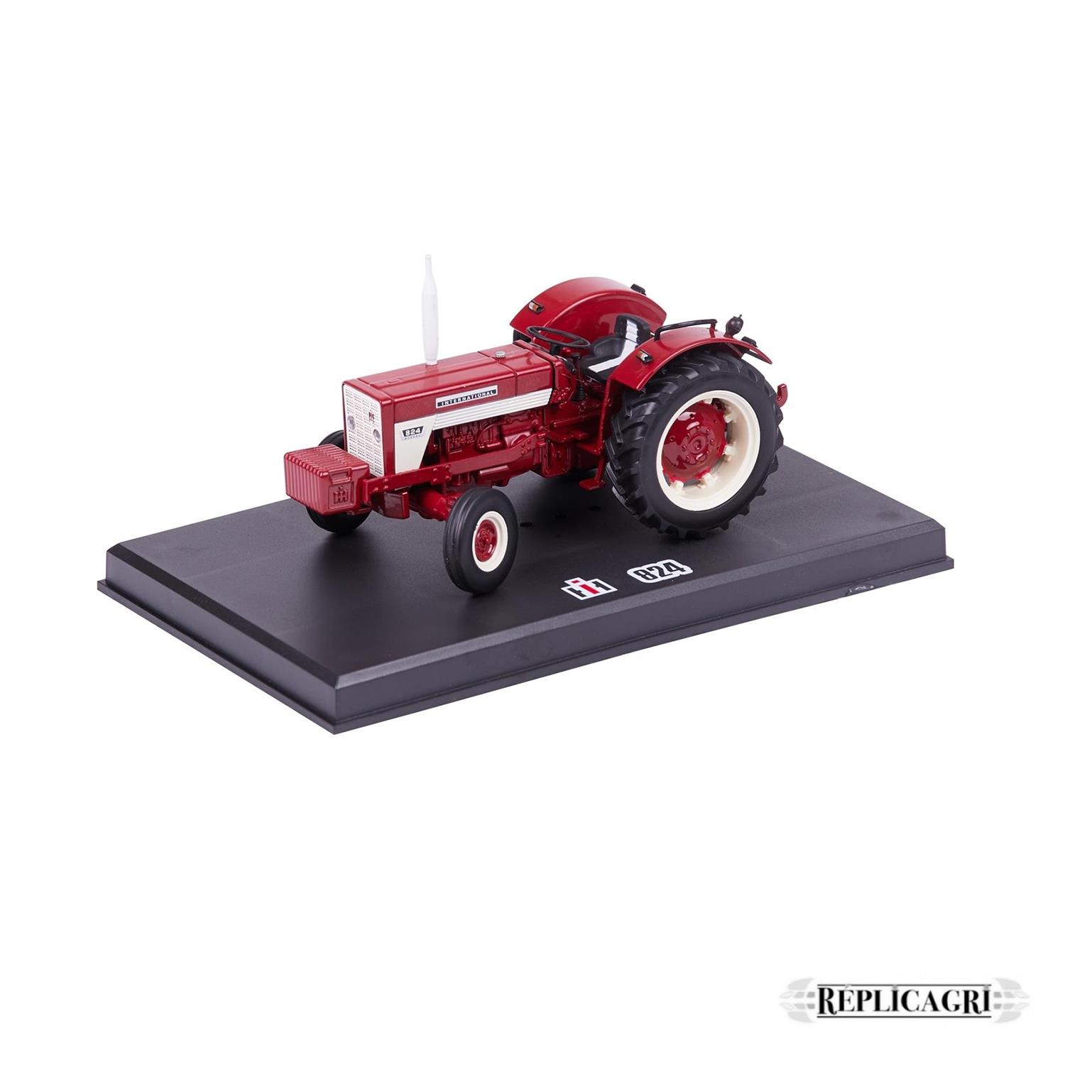 Modell IH 824, 4 drehbare Räder, 1:32