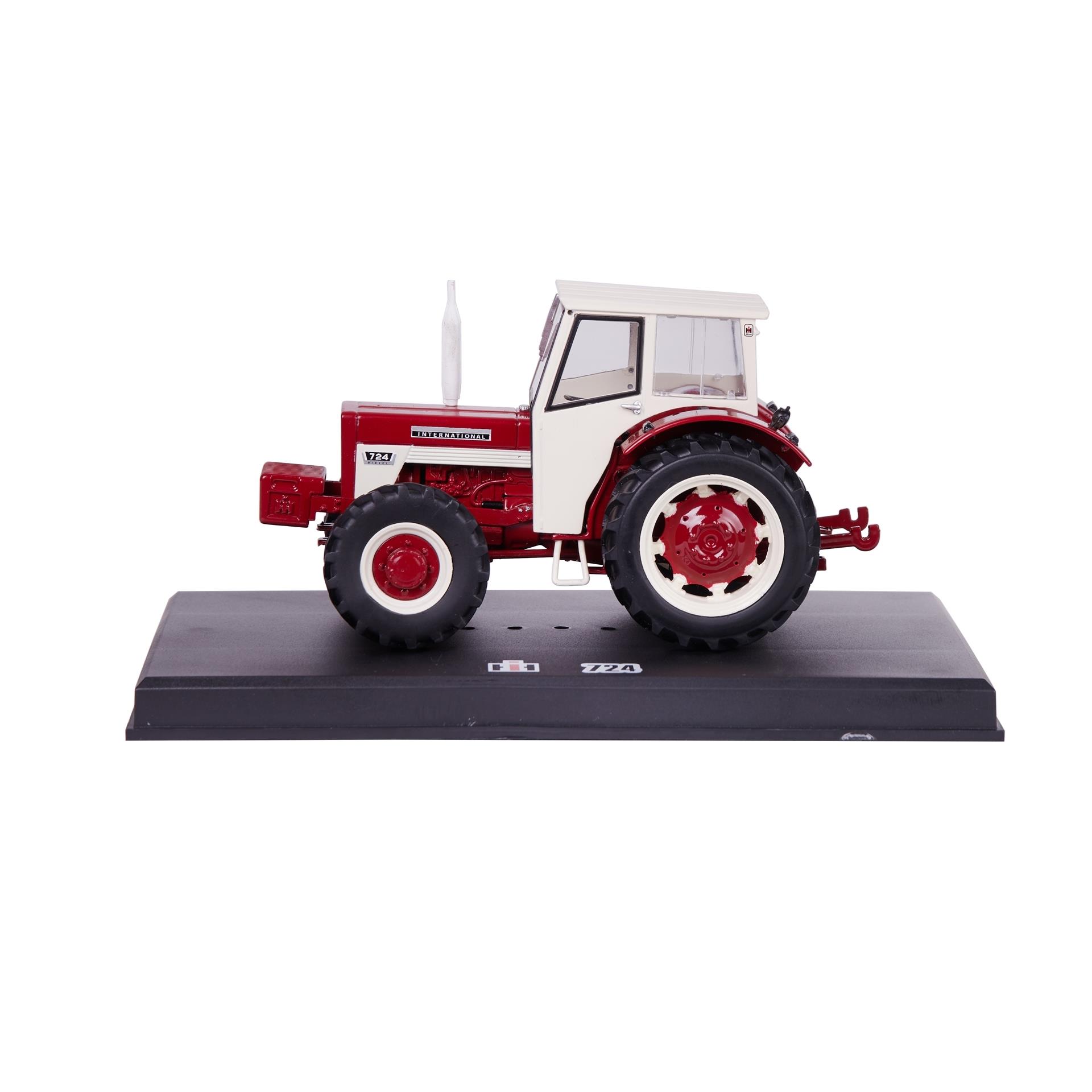 Modell IH 724, 4 drehbare Räder, 1:32