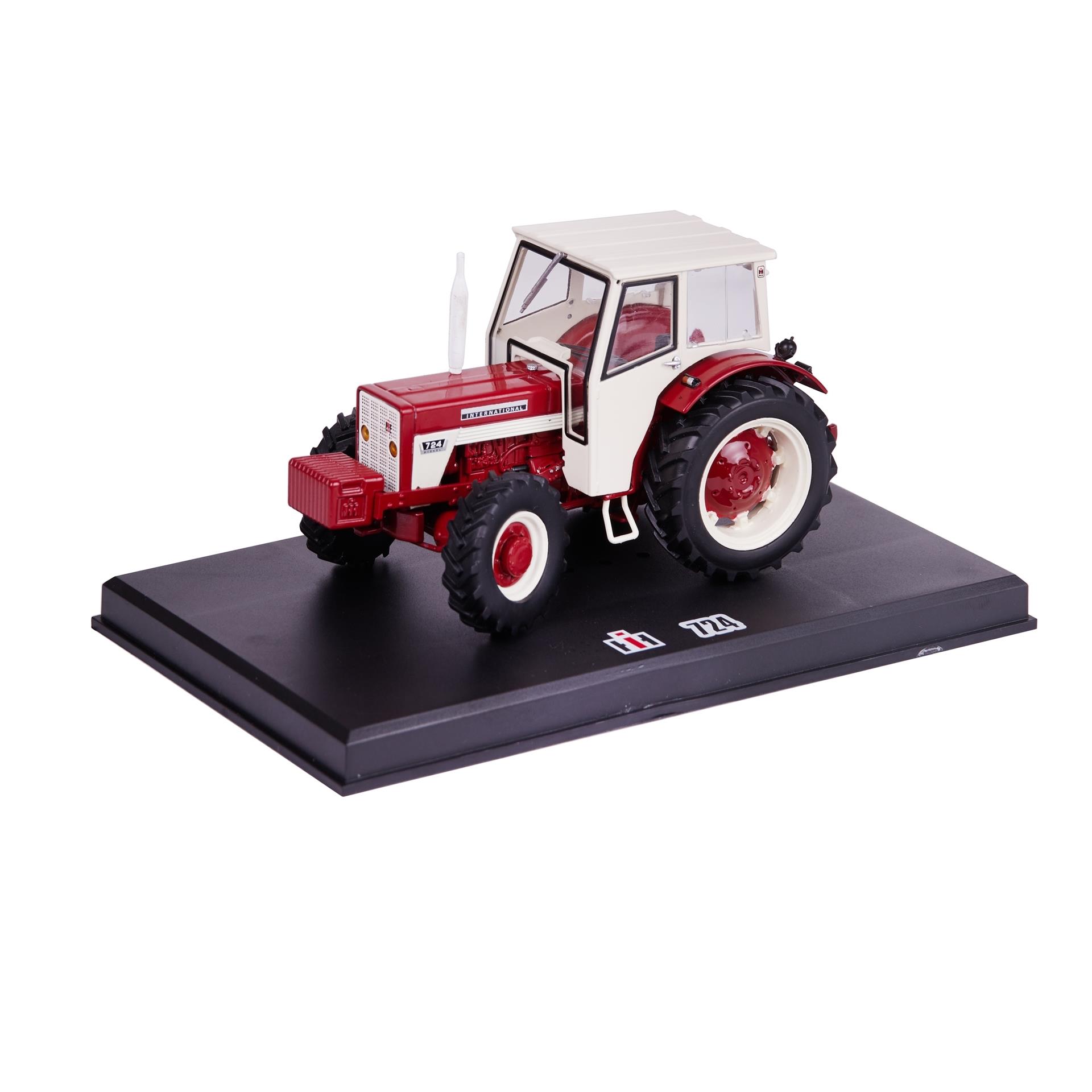 Modell IH 724, 4 drehbare Räder, 1:32