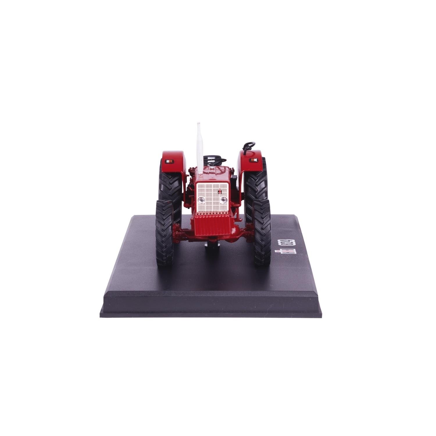 Modell IH 824, Allradantrieb, 1:32