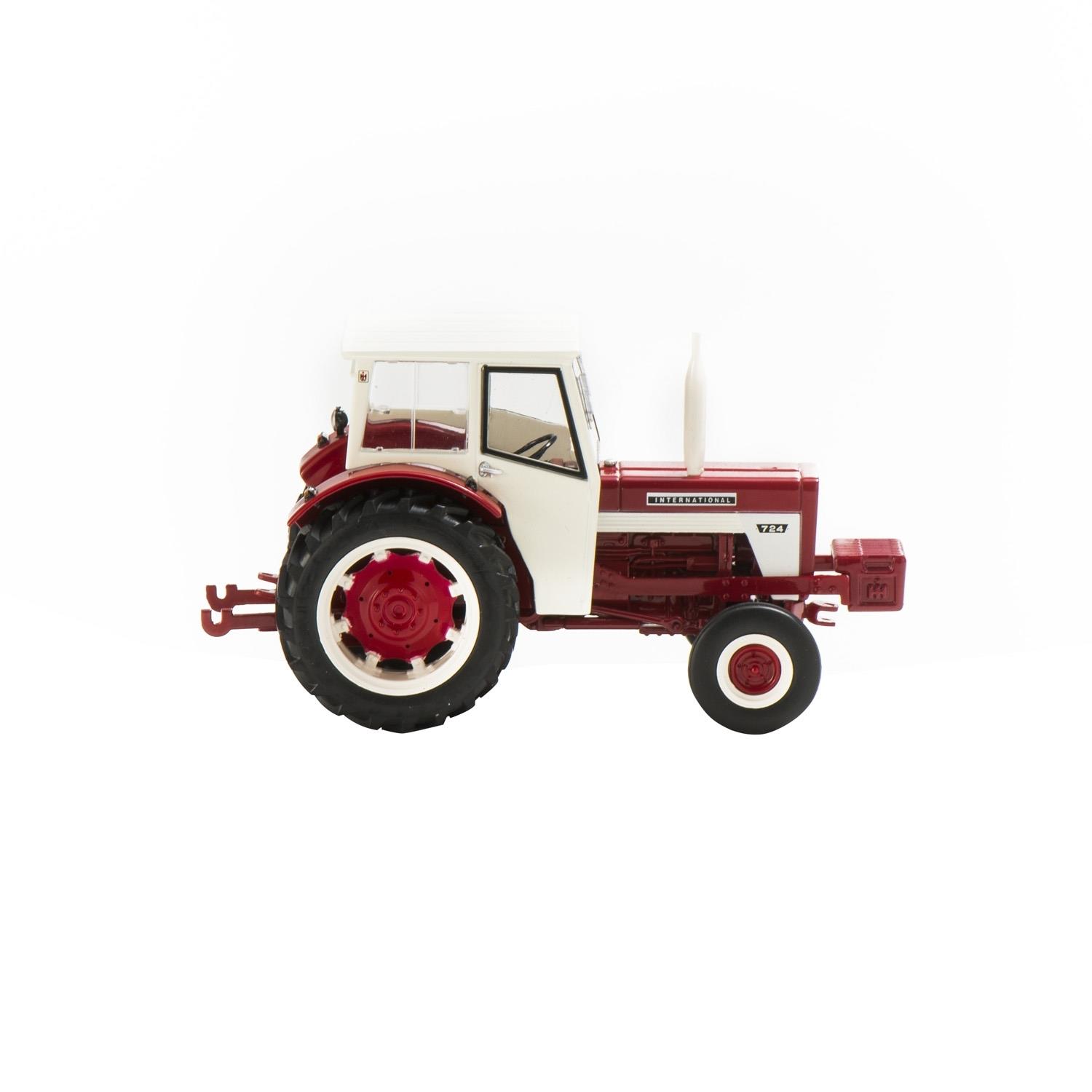 Modell IH 724 mit Frontgewicht, 1:32