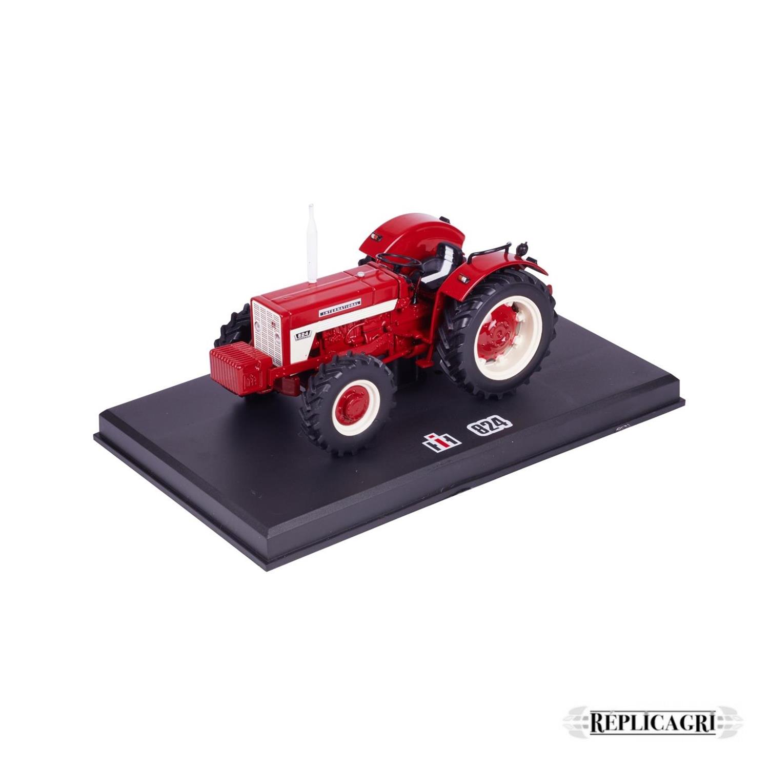 Modell IH 824, Allradantrieb, 1:32